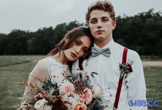 Khi giải mã giấc mơ thấy đám cưới trang phục cưới đóng vai trò quan trọng trong việc phân tích ý nghĩa