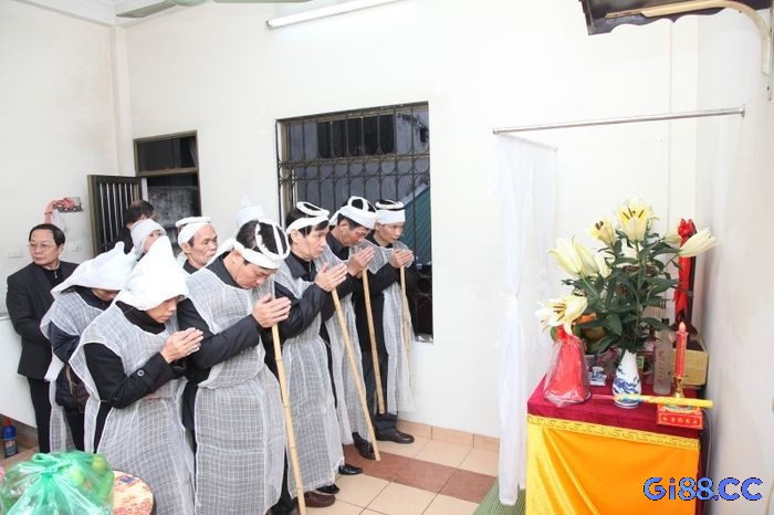 Mơ thấy người lạ mặc đồ tang thể hiện sự u uất và tâm trạng buồn bã của bạn