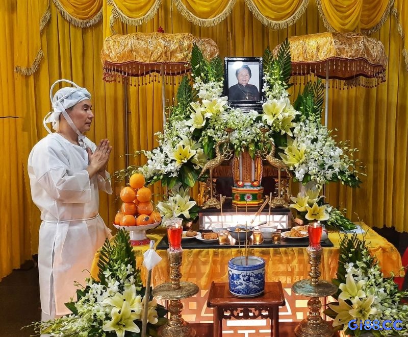 Mơ thấy người khác mặc áo tang vào nhà là điềm báo về những mối bất hòa trong gia đình